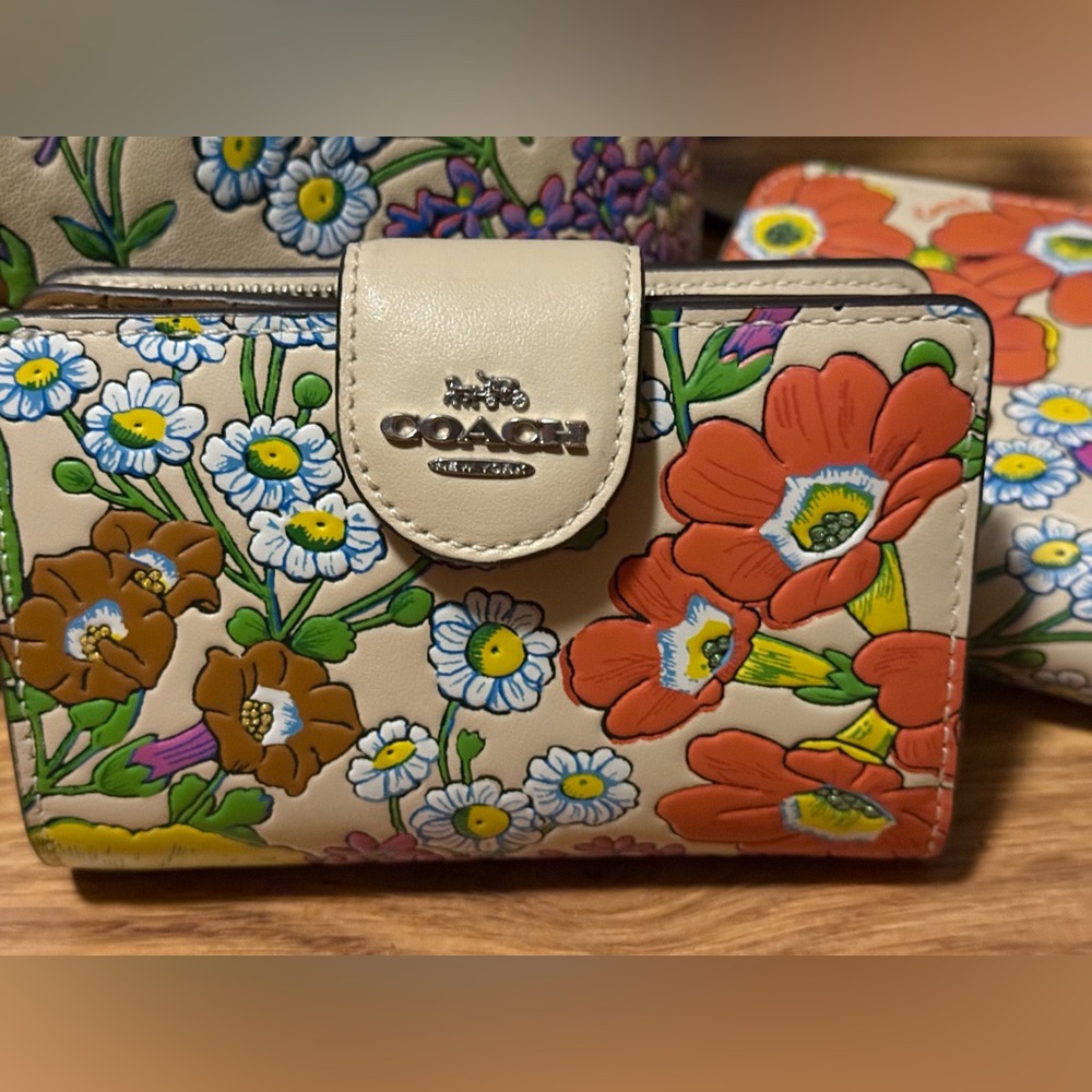 Coach Shoulder/crossbody Bag Vibrant Floral Design with matching wallets. EUC - Picture 13 of 15
